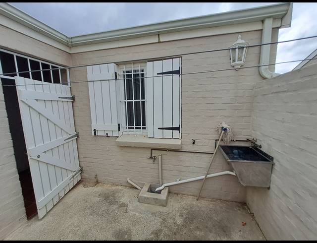 2 bed property to rent in VAN RIEBEECK PARK